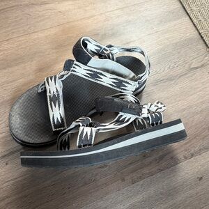 Black and White Patterned Teva